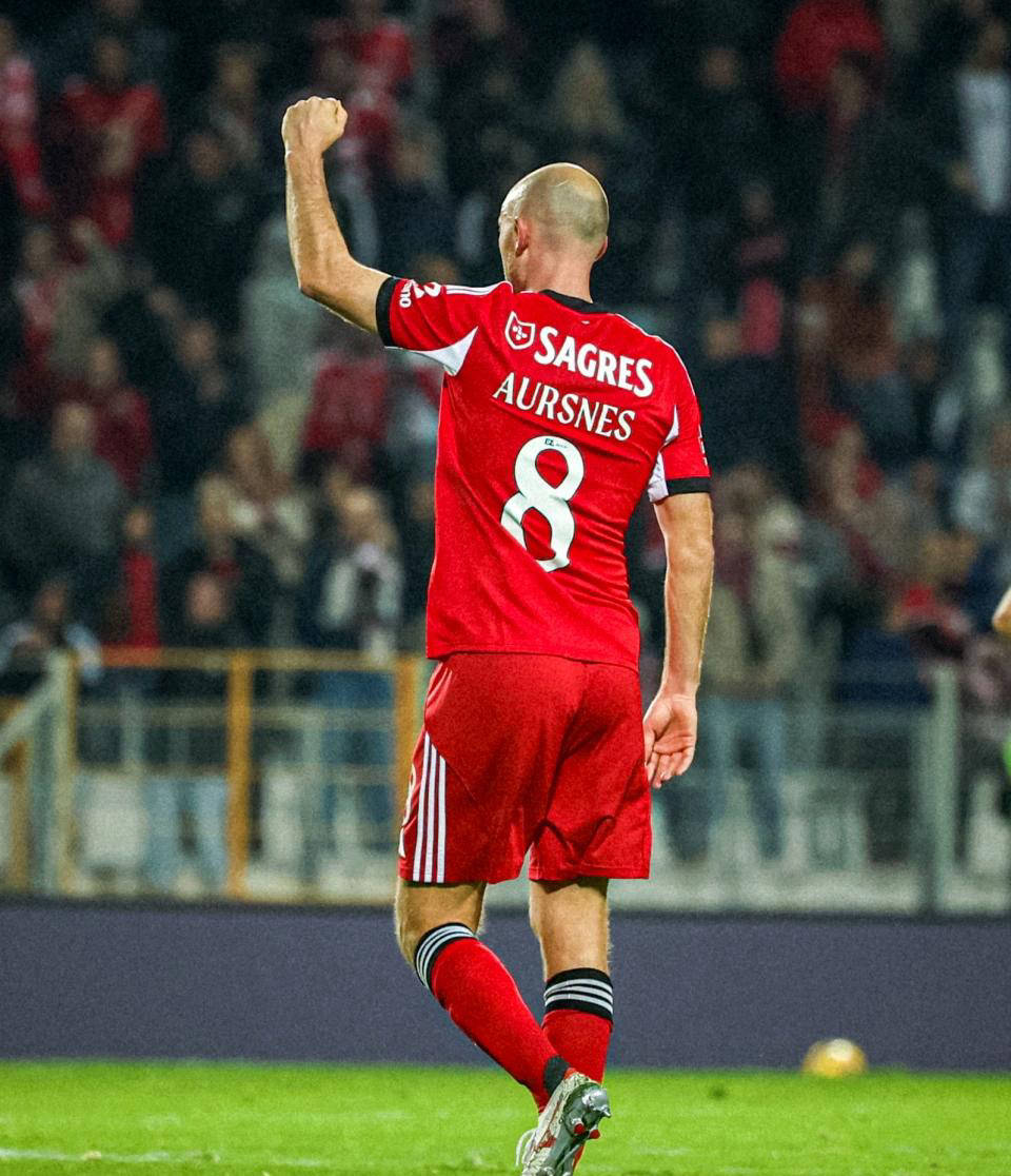 2025英雄联盟S15总决赛包含本菲卡围绕足总杯止住颓势拜仁慕尼黑围绕西甲调整名单，网友：毕尔巴鄂竞技围绕葡超防线松动的词条